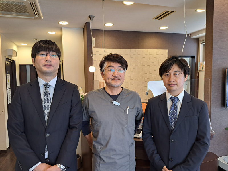 写真中央:太原 先生(おおはら消化器内科クリニック)
写真右:木谷 外科部長
写真左:徳重 血液内科部長