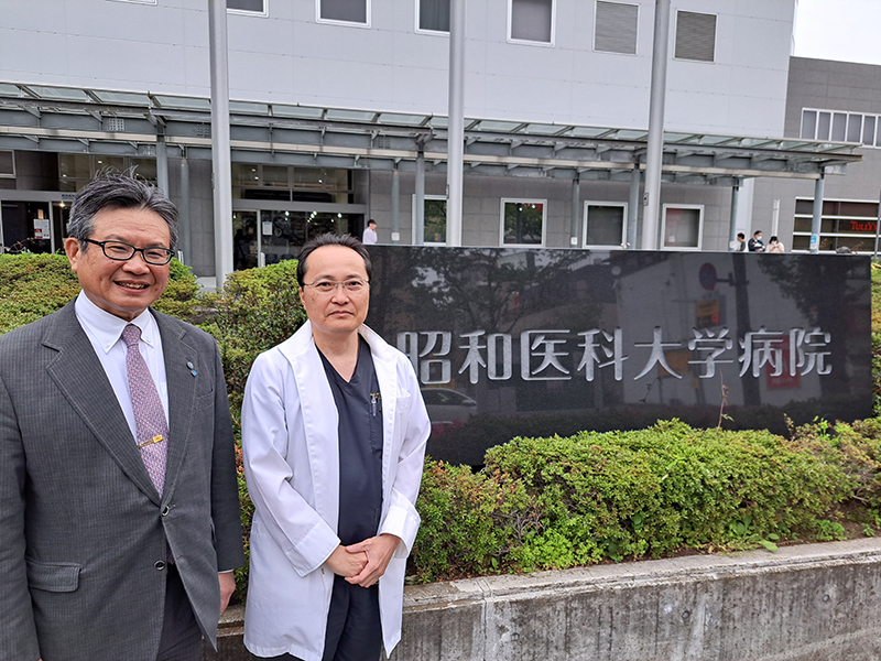 写真右:嶋根俊和教授(昭和医科大学病院)
写真左:松根耳鼻咽喉科部長
