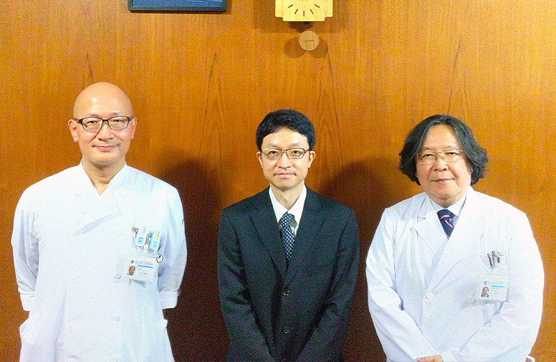 写真右：大森 亨 先生（東京都立荏原病院）
写真左：吉利 賢治 先生（東京都立荏原病院）
写真中央：中村 呼吸器外科部長