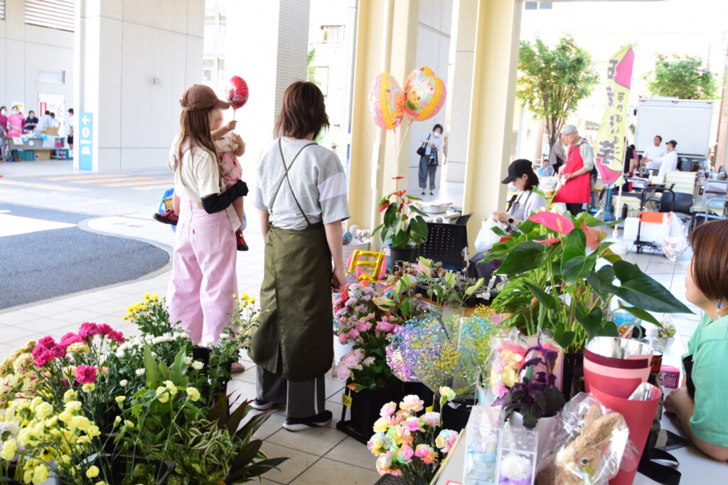 【近隣商店による花や食物の出店】